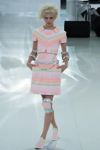 Look 16